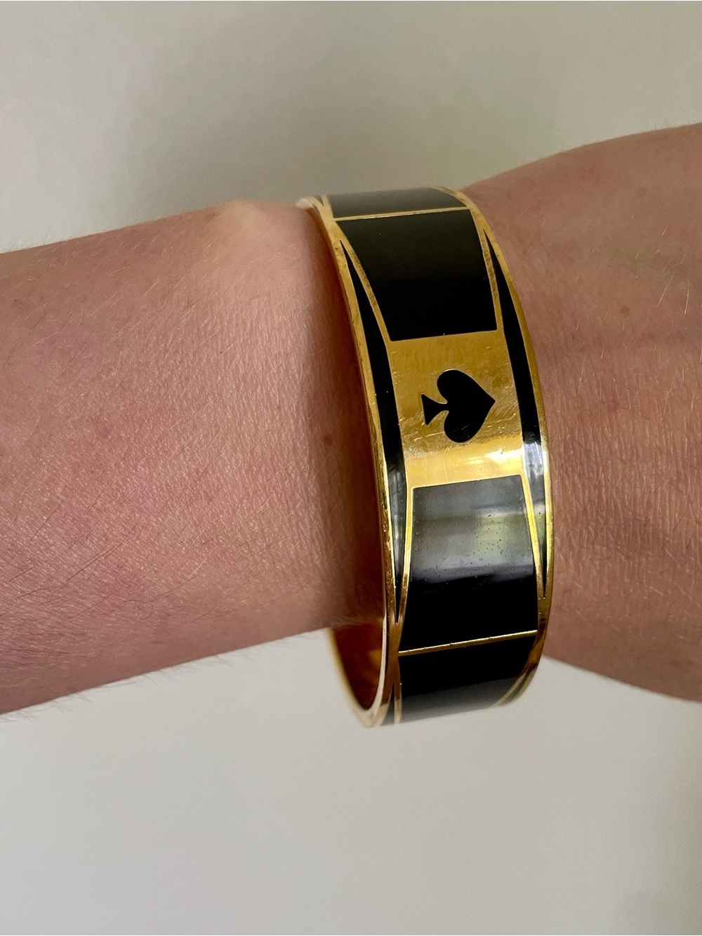 Kate Spade Take A Bow Gold Toned Bangle Bracelet With Spade - Picture 5 of 9